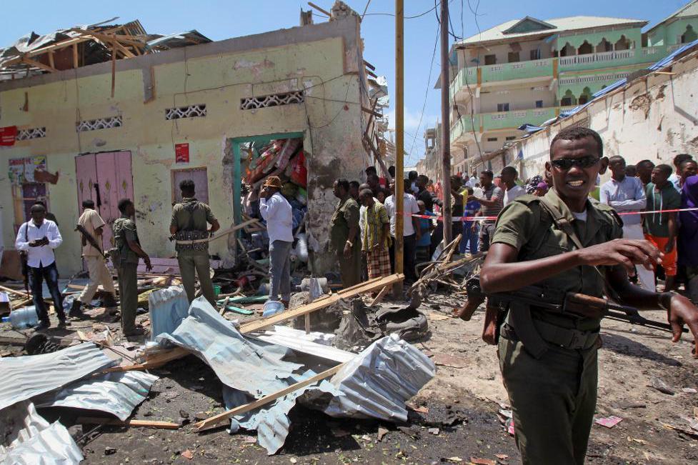 
Somaliska soldater bevakar en plats i huvudstaden Mogadishu som skakats av en bilbomb. Bilden togs vid ett attentat i staden för mindre än en månad sedan, i dag har ett liknande dåd ägt rum. Foto: Farah Abdi Warsameh/AP/TT-arkivbild                                            