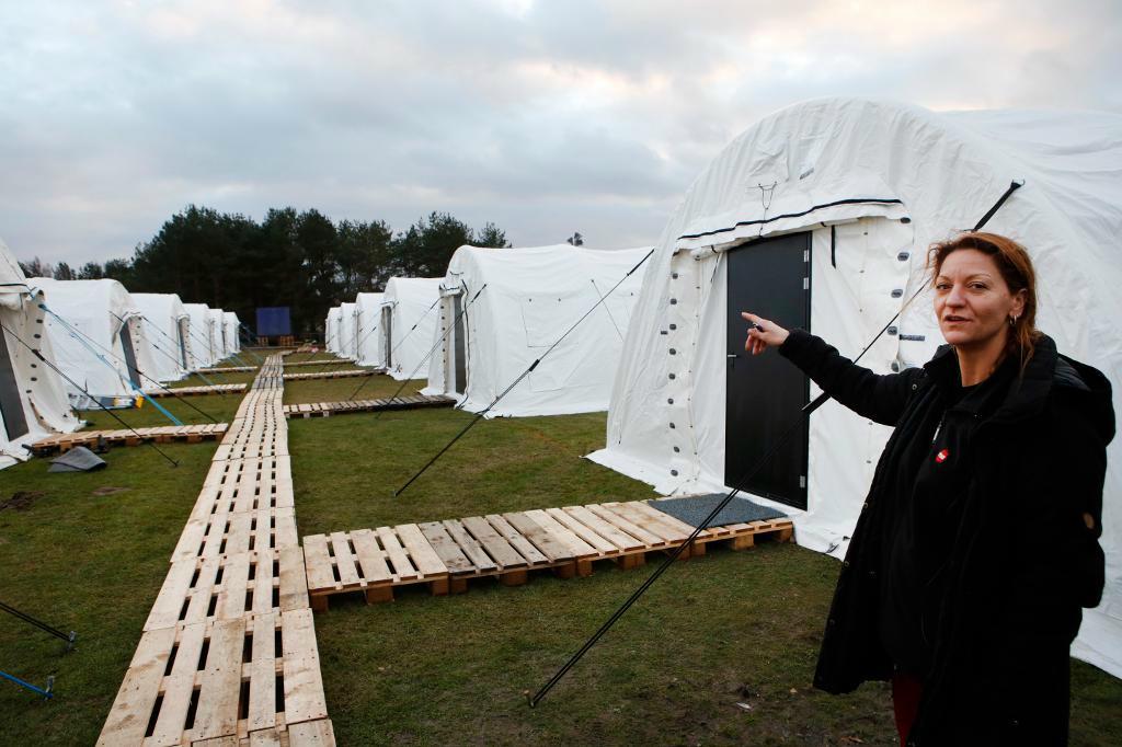 
I samband med det stora antalet asylsökande 2015 upprättades provisoriska boenden för asylsökanden. Här i skånska Revinge. Foto: Drago Prvulovic/TT                                            