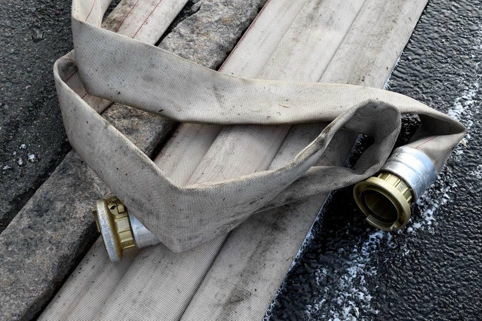 

Räddningstjänster från tre stationer arbetar med att släcka industribranden. Foto: Johan Nilsson/TT-arkivbild                                                                                        