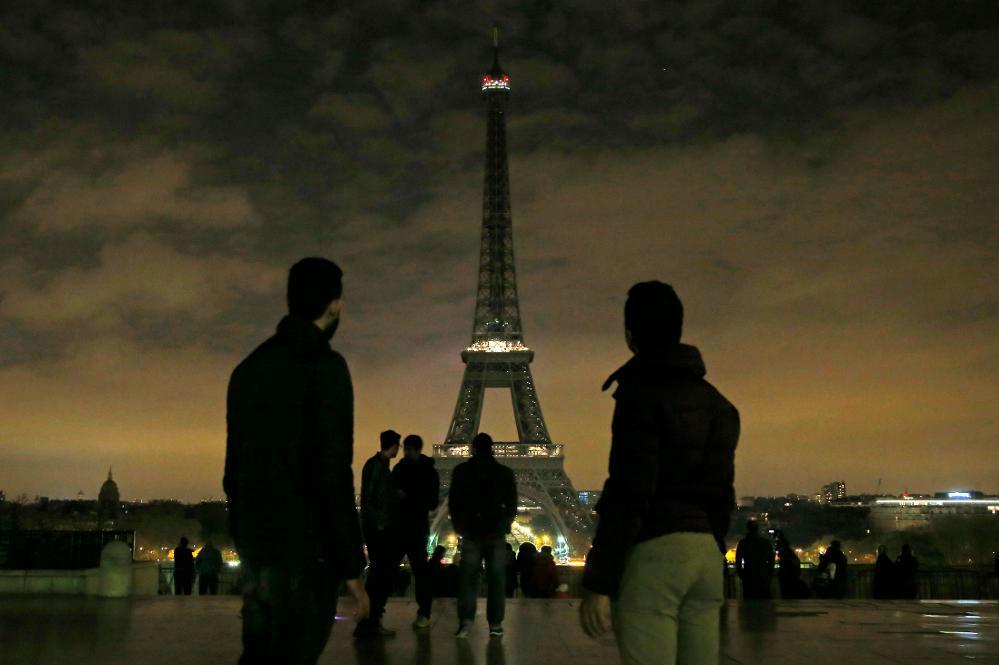 Eiffeltornet släcktes vid midnatt för att hedra offren i Stockholm. Bilden är för tidigare i veckan då tornet släcktes för att hedra offren efter bombdådet i S:t Petersburg. Foto: Michel Euler/AP/TT
