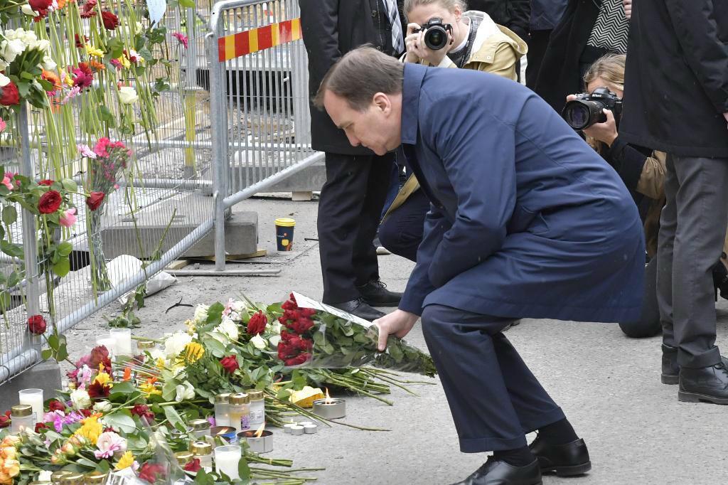 Statsminister Stefan Löfven vid avspärrningarna i centrala Stockholm. Foto: Jonas Ekströmer/TT