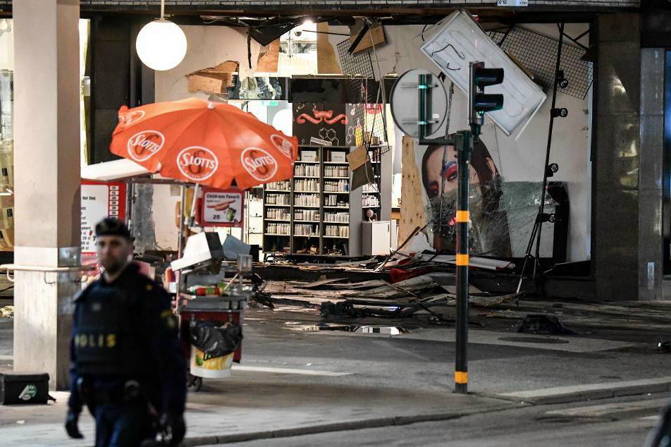 





Här dundrade lastbilen, som den misstänkte Akilov körde, in i Åhlens på Drottninggatan i Stockholm. Nu pågår häktningsförhandlingar.  Foto: Maja Suslin/TT                                                                                                                                                                                                                                                                        