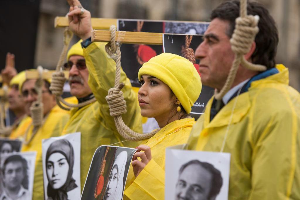 
Iran finns bland de fem länder i världen som avrättar flest människor, även om antalet sjönk något förra året, enligt Amnesty International. På bilden syns en protest i Paris mot avrättningar i Iran. Foto: Zacharie Scheurer/AP/TT-arkivbild                                            