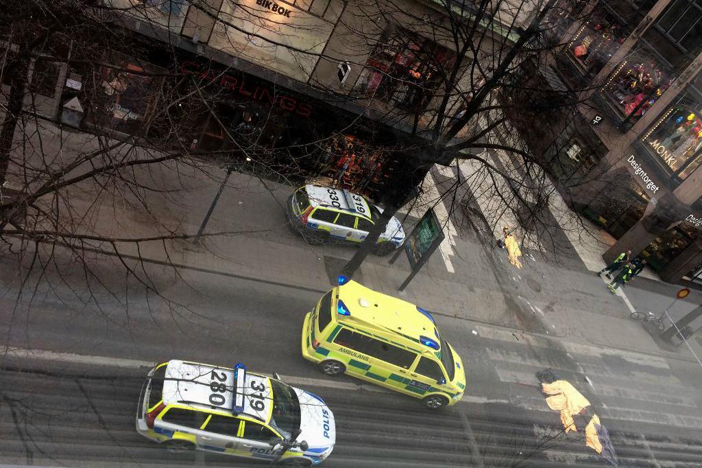 
Ambulanspersonalens fackförbund är kritiskt till att personalen arbetade i området som var klassat som en het och osäker zon, efter dådet på Drottninggatan. Foto: Privat/TT                                            