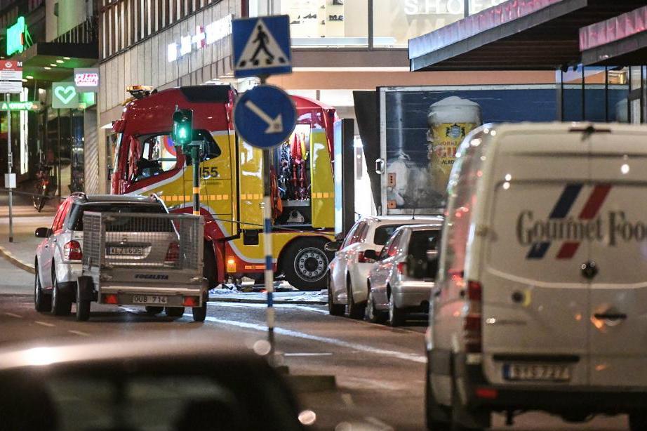 


Lastbilen som Rakhmat Akilov stal bärgas bort från Åhlénsvaruhuset. Foto: Fredrik Sandberg/TT                                                                                                                                    