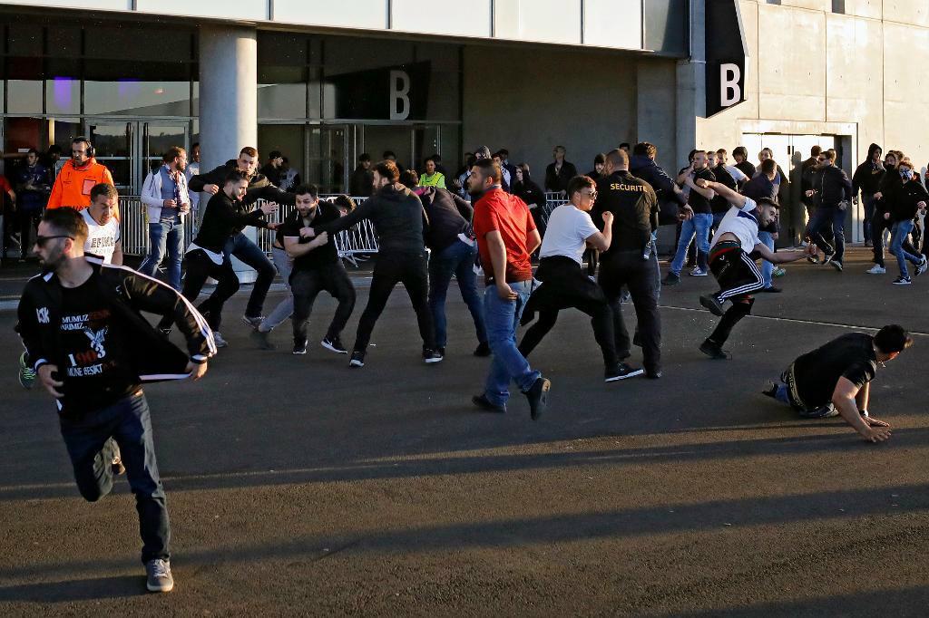 Oroligheter utanför arenan i Lyon tidigare under dagen. Foto: Laurent Cipriani/AP/TT