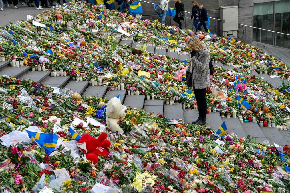 

Trappan vid Sergels Torg mot Drottninggatan täckt av blommor redan för en vecka sedan. Foto: Anders Wiklund/TT-arkivbild                                                                                        