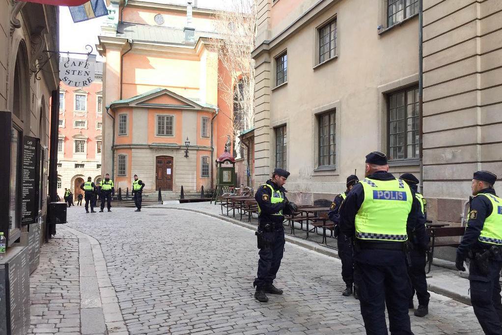 

Poliser utanför Storkyrkan inför måndagens nationella ljusgudstjänst i Storkyrkan för offer och anhöriga som drabbats av lastbilsattacken på Drottninggatan. Foto: Tomas Bengtsson/TT                                                                                        