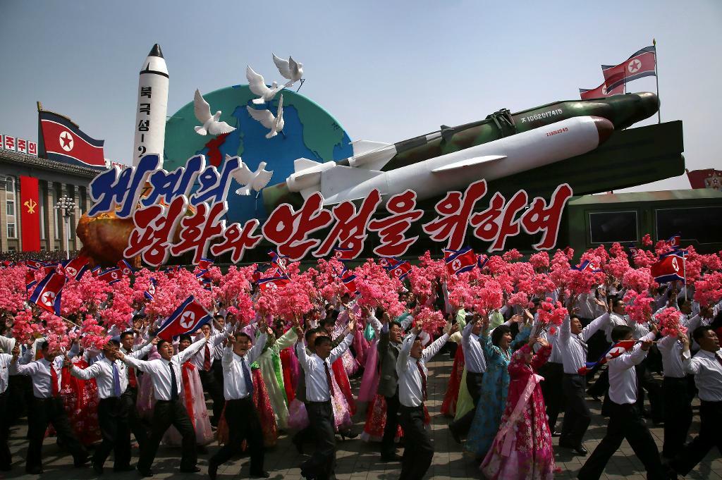 


Det kan ha varit en av de nya robotarna som visades upp i den stora militärparaden på lördagen i Pyongyang som testades av Nordkorea i helgens misslyckade uppskjutning. Foto: Wong Maye-E/AP/TT-arkivbild                                            