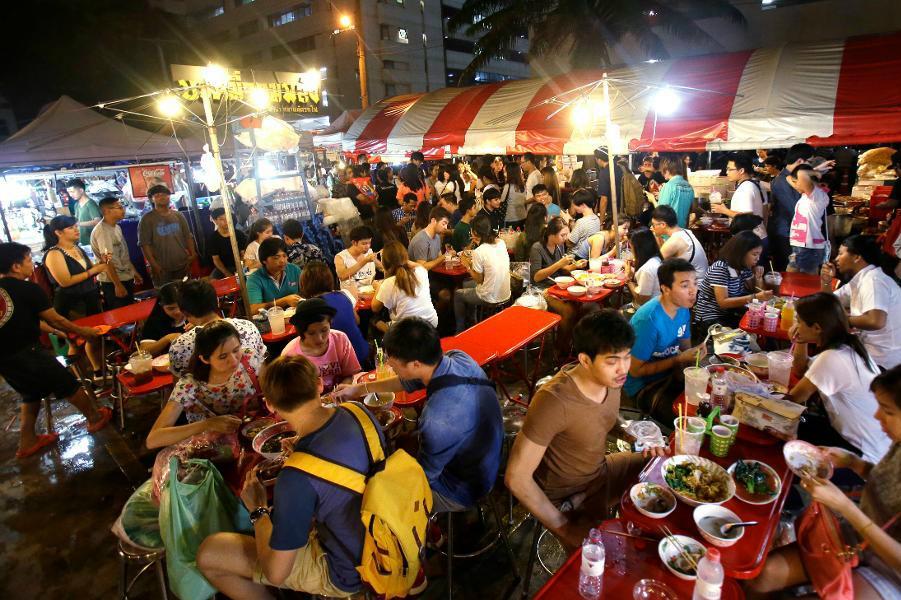 
Det rika utbudet av olika sorters gatumat är något som lockar turister i Bangkok. Foto: Sakchai Lalit/AP/TT-arkivbild                                            