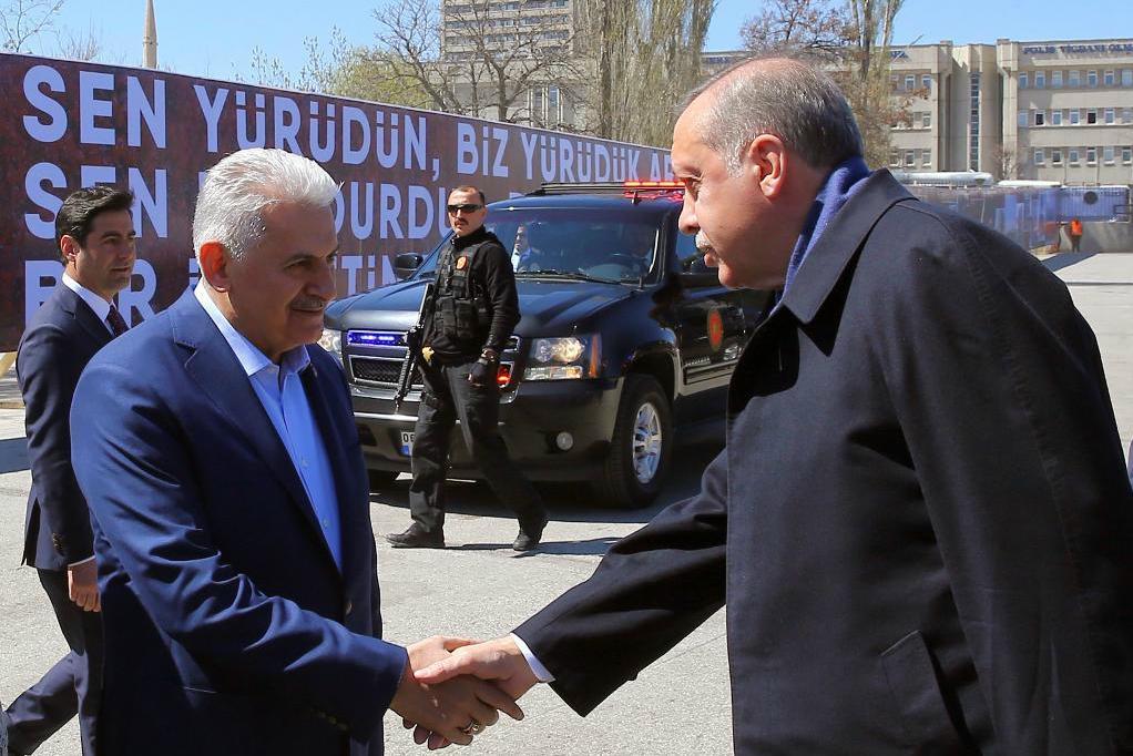 



"Debatten är över", säger premiärminister Binali Yildirim, efter anklagelser om valfusk under folkomröstningen om en ny grundlag. Här tillsammans med valets vinnare, president Erdogan. Foto: Kayhan Ozer/AP/TT                                                                                                                                                                                