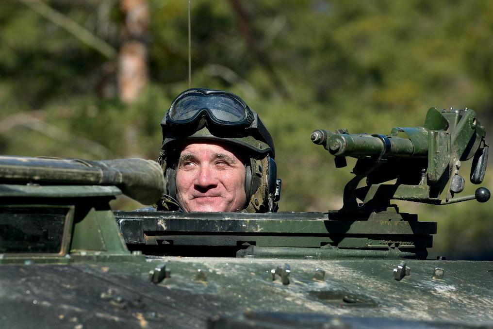 
- Vi är fast beslutna att försvara svenskt territorium och Gotland är en viktig del i detta, sade statsminister Stefan Löfven (S) när han tillsammans med försvarsminister Peter Hultqvist (S) besökte Gotland för en förevisning av försvarsmakten. Foto: Anders Wiklund/TT                                            
