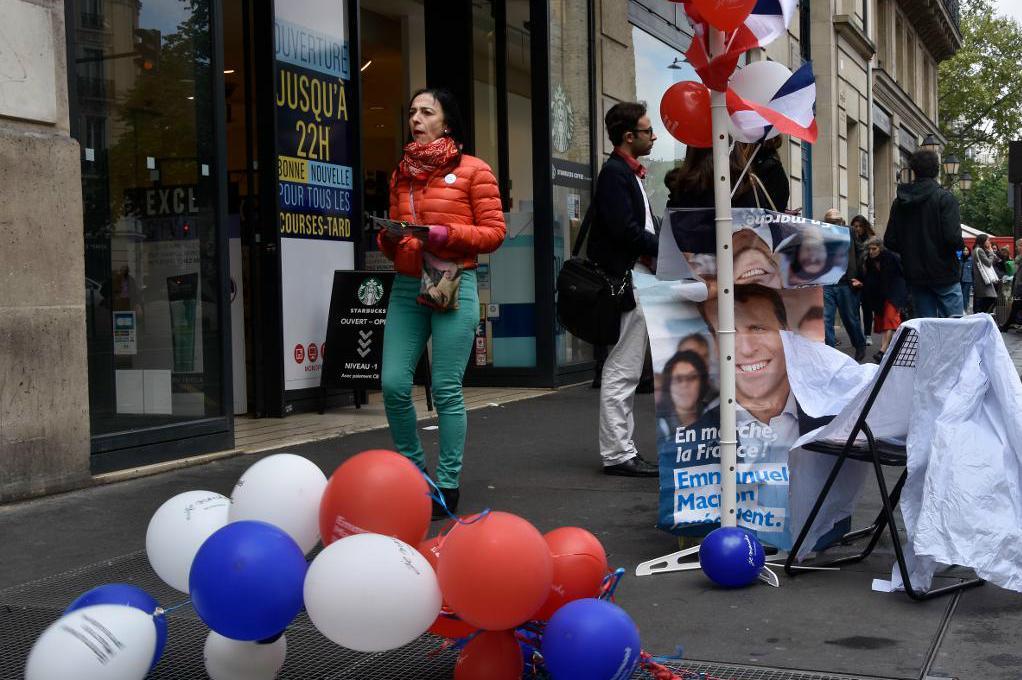
"Ibland säger han 'jag vet inte' - och det är faktiskt något jag uppskattar hos en politiker", säger Caroline Lisfranc, som valkampanjar för vänsterliberale Emmanuel Macron. Foto: Wiktor Nummelin/TT                                            