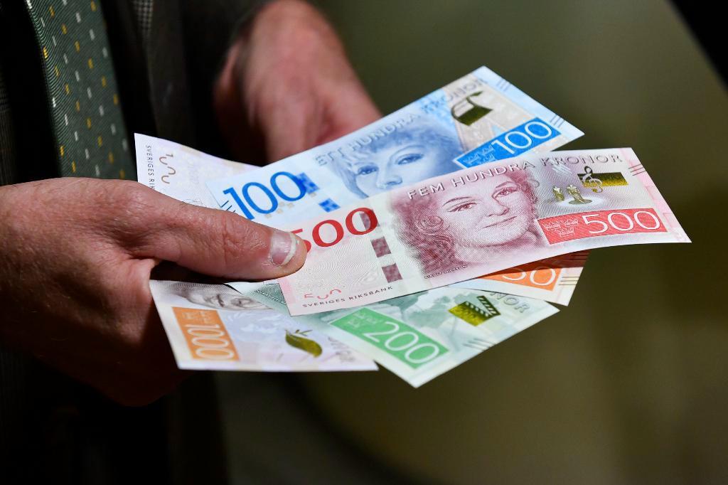 Bankkontoren borde vara skyldiga att låta folk sätta in och ta ut kontanter, inte bara erbjuda elektroniska tjänster, anser V. Men riksdagen vill inte ställa det kravet. Arkivbild.