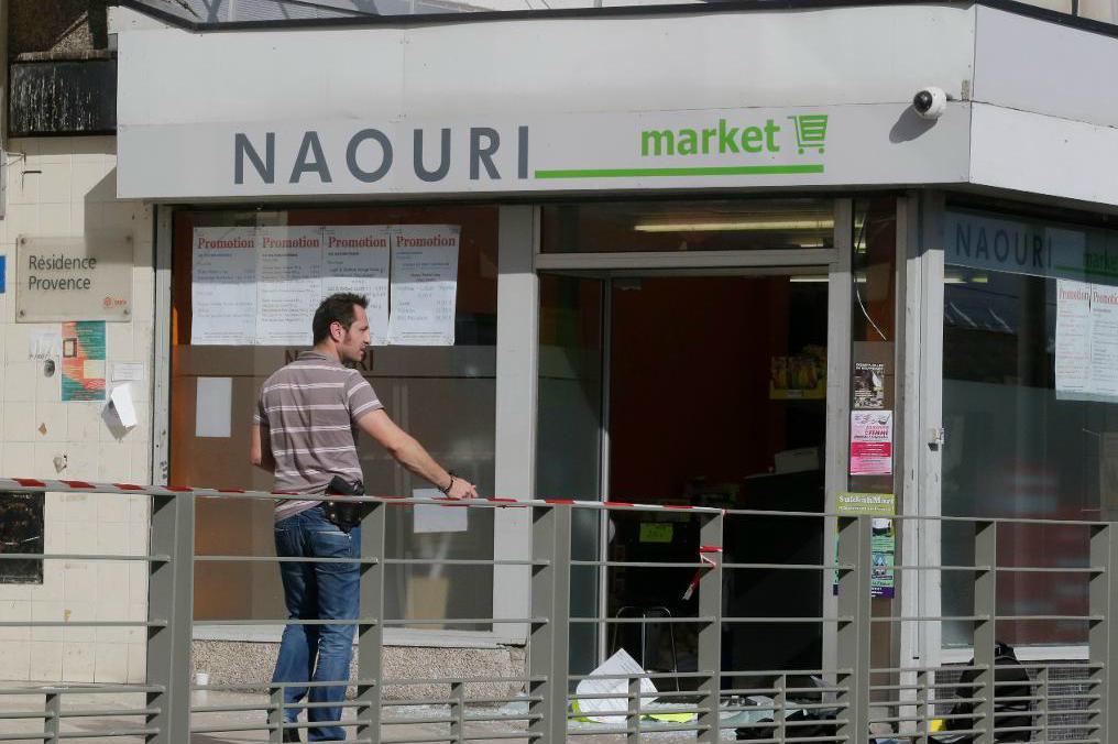 

En polis utanför en judisk butik som utsattes för en attack i Sarcelles norr om Paris i september 2012. Foto: Michel Euler/AP/TT-arkivbild                                                                                        