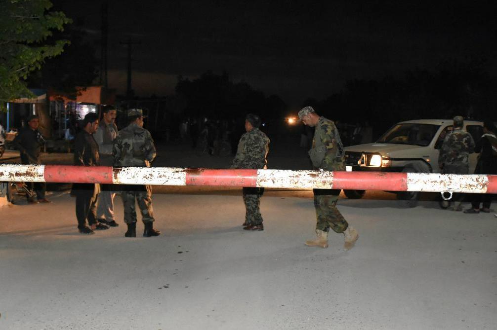
Afghanska soldater vaktar infarten till en militärbas i Mazar-i-Sharif som utsatts för en attack av talibaner förklädda i arméuniform. Foto: Mirwais Najand/AP/TT                                            