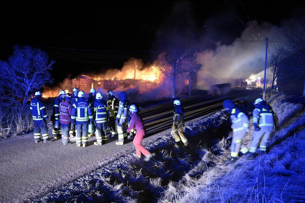 



Räddningstjänsten arbetar på platsen. Foto:
Ulf Palm/TT                                                                                                                                                                                
