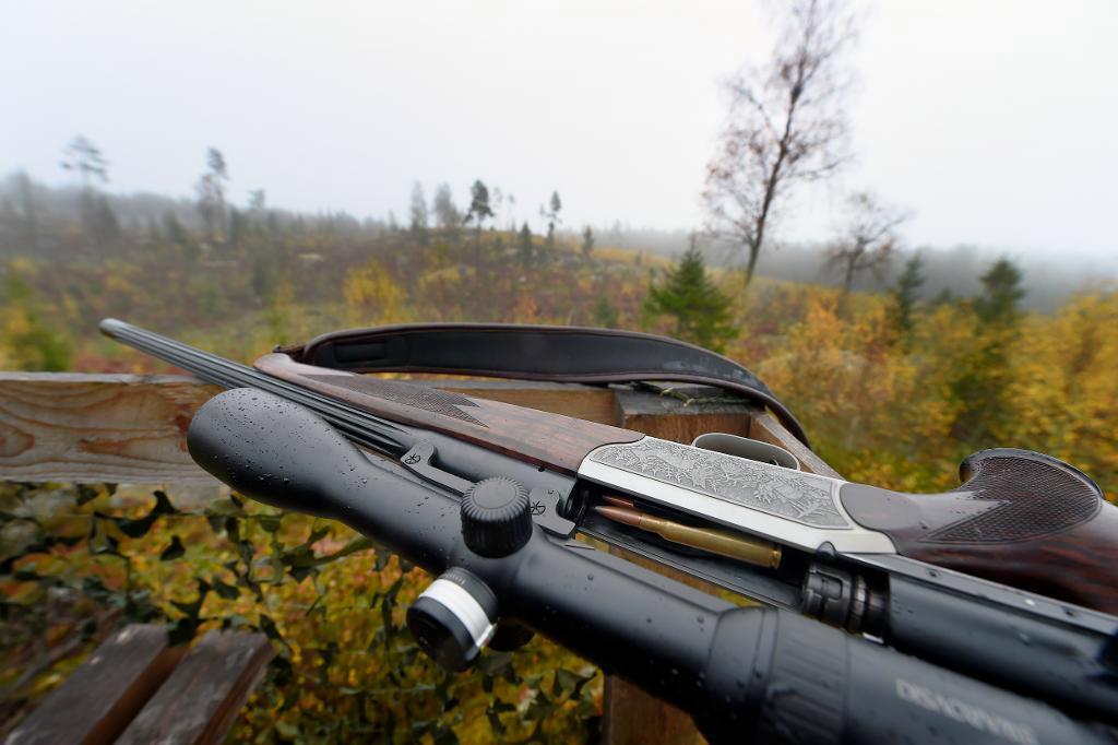 En yrkeschaufför som begått flera trafikförseelser blir också av med sina vapenlicenser. Arkivbild.