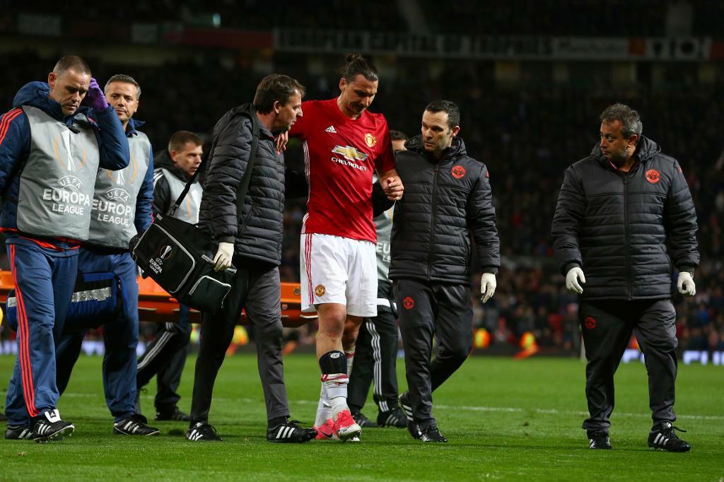 Zlatan Ibrahimovic föll efter en duell i 93:e matchminuten mot Anderlecht i Europa League. Han grimaserade illa och tog sig för höger knä innan han leddes av planen. Foto: Dave Thompson/AP/TT