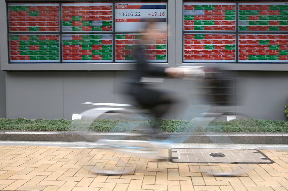 
Uppåt i Tokyo efter det franska presidentvalet. Foto: Eugene Hoshiko/AP/TT                                            