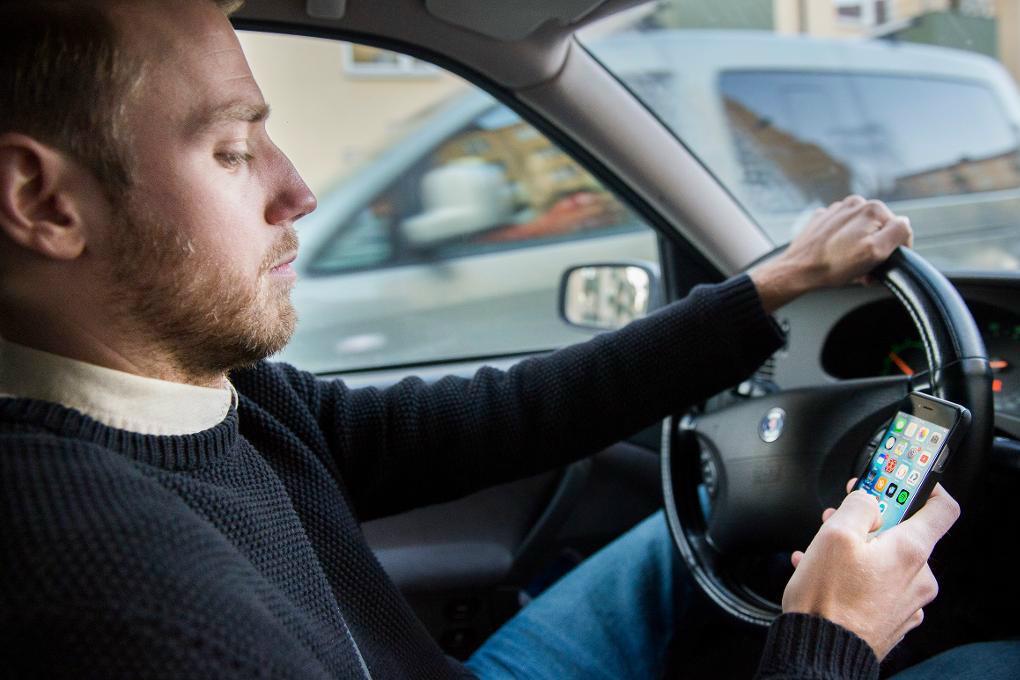 
Ouppmärksam eller inte? I dag kom ett förslag om att man inte ska få hålla en mobil eller liknande i handen samtidigt som man kör bil. Foto: TT-arkivbild                                            