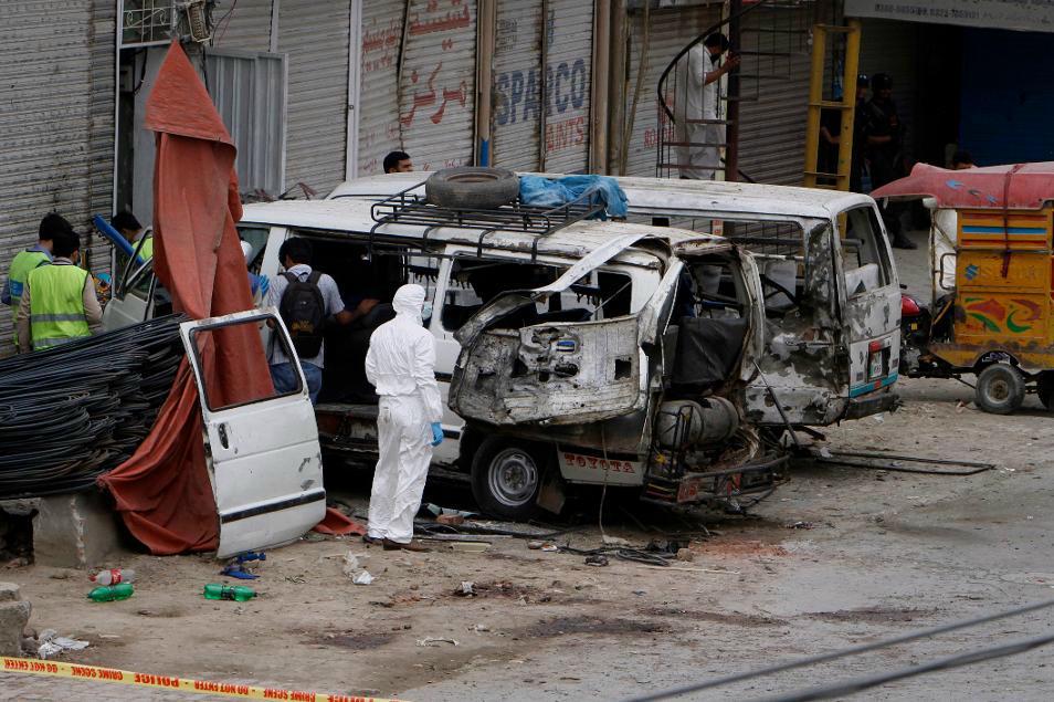 
Den 5 april dödades sex personer i ett självmordsdåd utanför Lahore, riktat mot de som utför den folkräkning som just nu pågår i Pakistan. Foto: K.M. Chaudary/AP/TT-arkivbild                                            