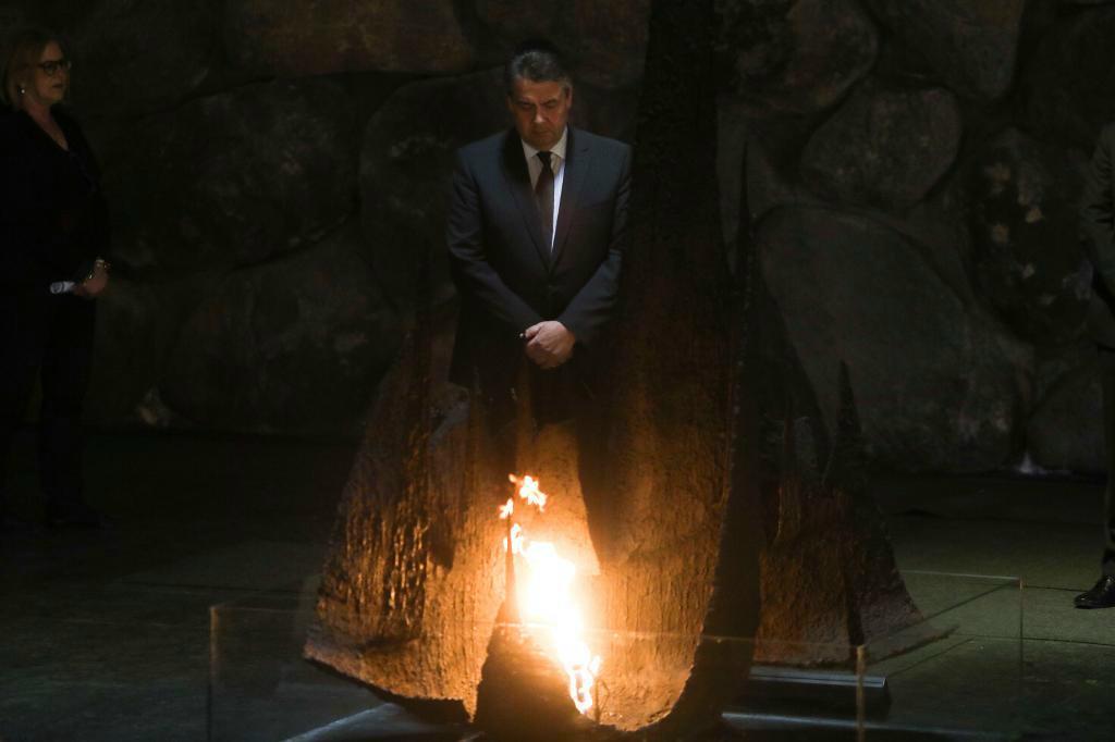 Sigmar Gabriel besökte Förintelsemuseet Yad Vashem i Jerusalem under måndagen - men det är osäkert om han får träffa Israels premiärminister. Foto: Dan Balilty/AP/TT