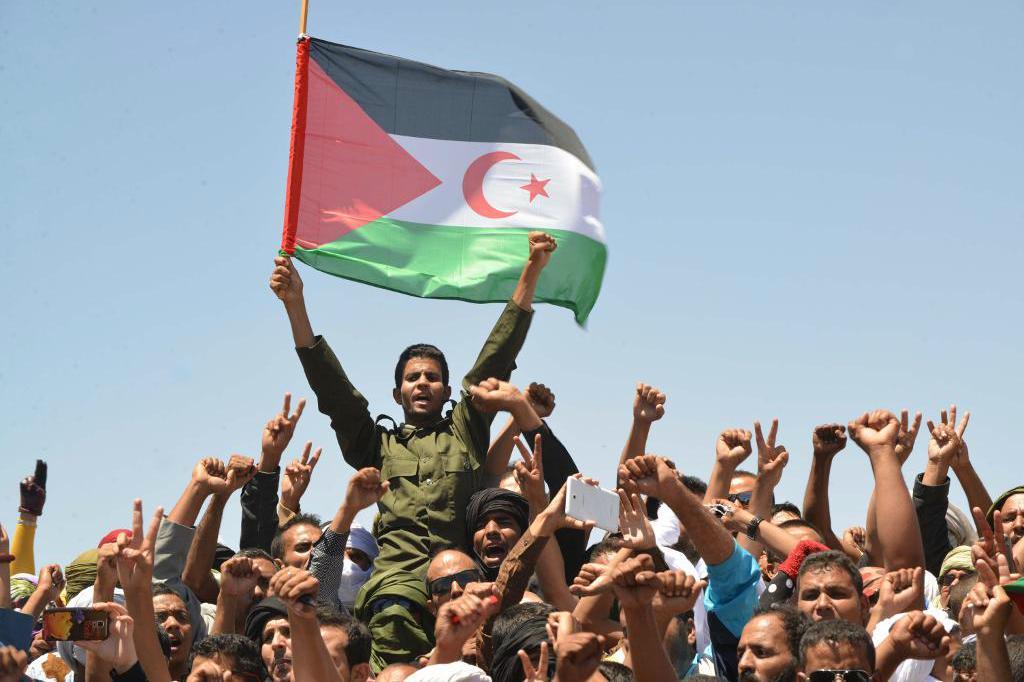 
Medlemmar i Polisario vid begravningen av rörelsens förre ledare Mohamed Abdelaziz i fjol. Foto: Sidali Djarboub/AP/TT-arkivbild                                            