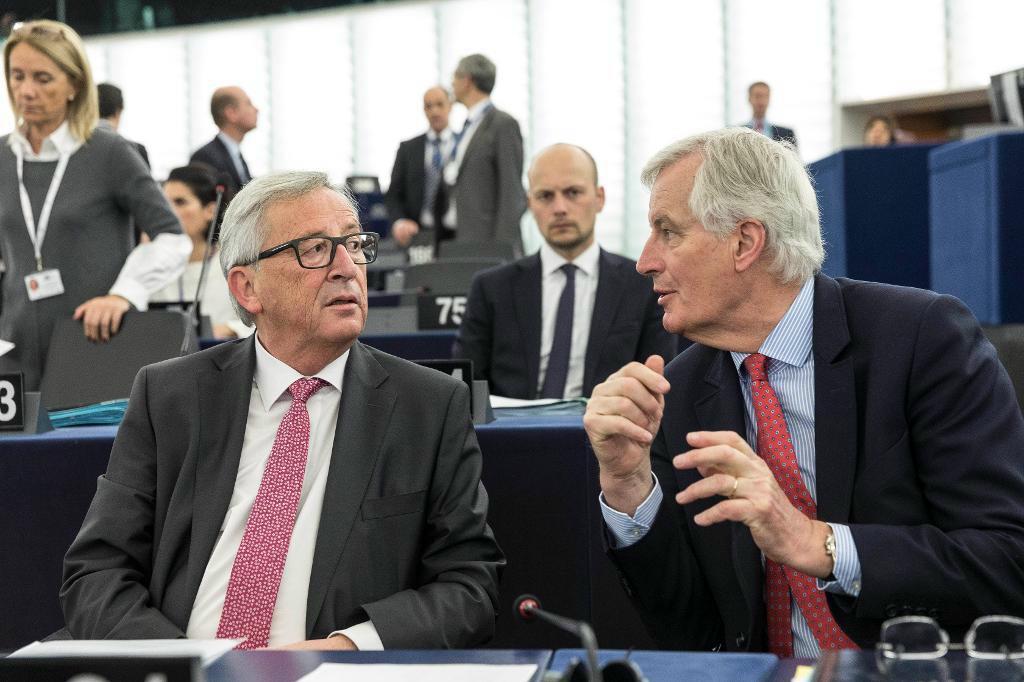 EU-kommissionens ordförande Jean-Clade Juncker och EU:s chefsförhandlare Michel Barnier. Arkivbild. Foto: Jean-Francois Badias/AP/TT