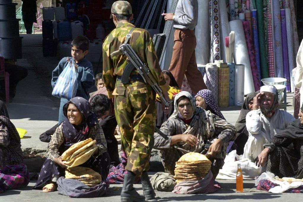 
En iransk polis i provinsen Sistan-Baluchistan nära gränsen till Pakistan. Arkivbild. Foto: Hasan Sarbakhshian/AP/TT                                            