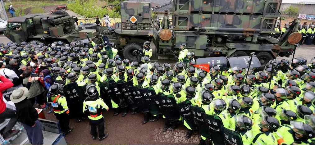 
Polisen stoppar demonstranter som protesterar mot flytten av det amerikanska THAAD-systemet till Seongju i Sydkorea. Foto: Kim Jun-bum/AP/TT                                            