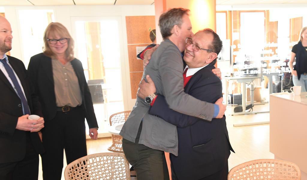 
John Stauffer, chefsjurist på Civil Rights Defenders, kramar Fred Taikon, en av de registrerade, efter Svea hovrätts dom. Foto: TT                                            