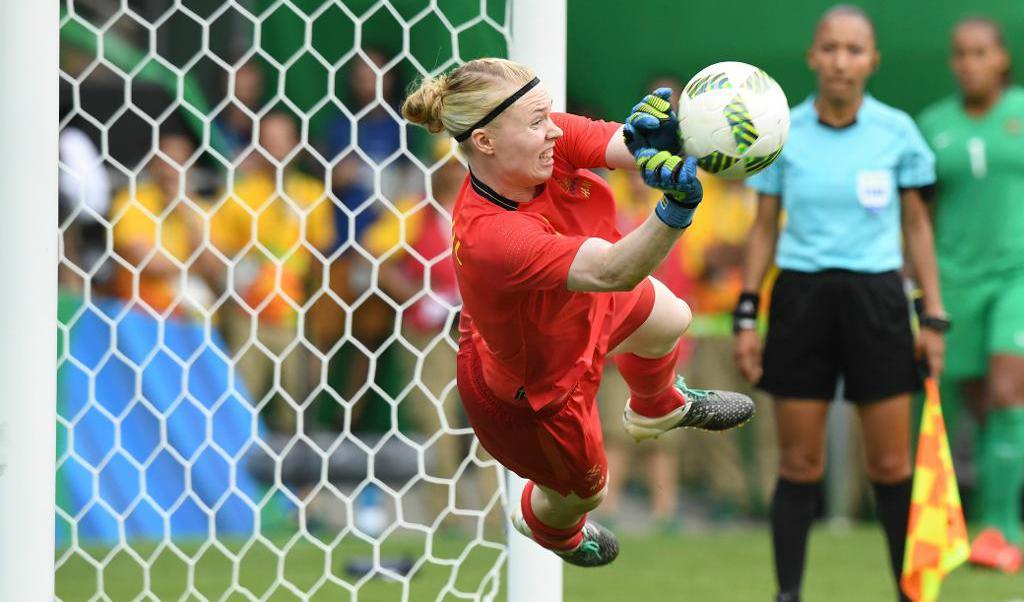 
Hedvig Lindahl räddar en straff i OS-semifinalen mot Brasilien. Foto: TT-arkivbild                                            