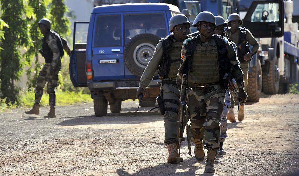 
Militär intar positioner i samband med terrorattacken mot ett hotell i huvudstaden Bamako 2015. Foto: Habibou Kouyate/AFP/Getty Images. Arkivbild                                            