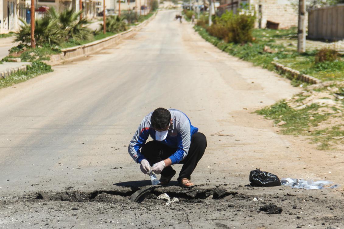 
En man i Khan Sheikhun, Syrien, samlar in prover från den misstänkta stridsgasen. Foto: Omar Haj Kadour /AFP/Getty Images                                            