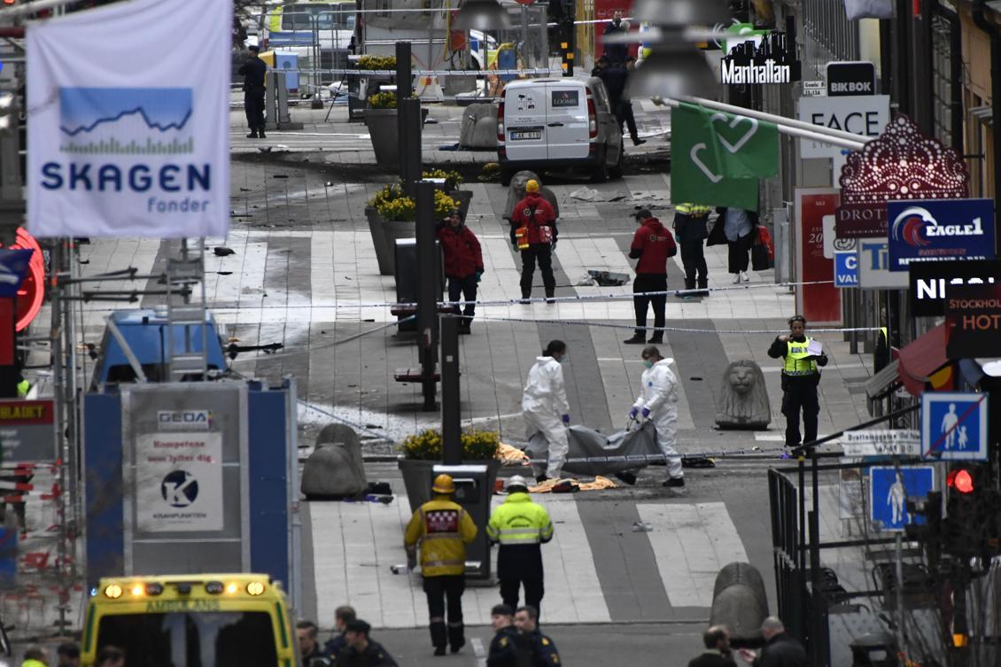 





Sjukvårdare flyttar på en av kropparna på platsen där lastbilen kraschade in i varuhuset i Stockholm den 7 april 2017. Foto: Jonathan Nackstrand/AFP/Getty Images                                                                                                                                                                                                                                                                        