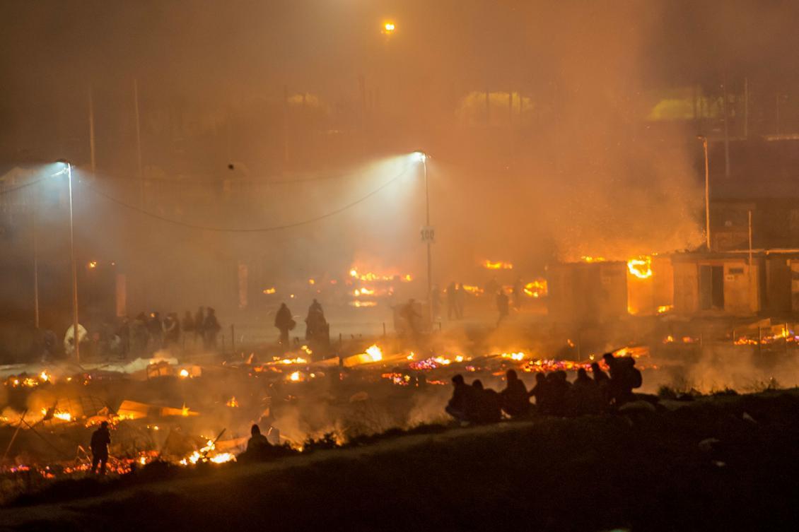 
En stor brand bröt ut i flyktinglägret Grande-Synthe som består av en mängd små trähus. De blev till aska. Plats: Dunkerque i Frankrike. Foto: Philippe Huguen /AFP/Getty Images                                            