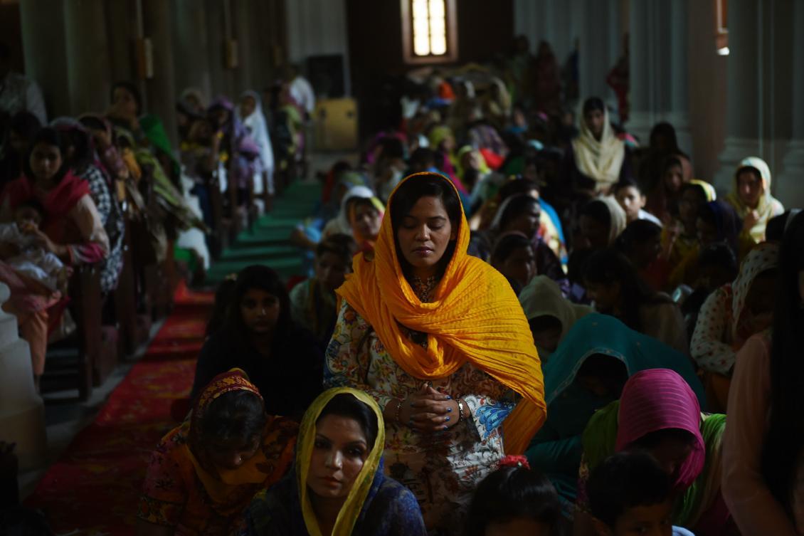 

Kristna pakistanier i Heliga hjärtats kyrka i Lahore. Foto: Arif Ari /AFP/Getty Images                                                                                        