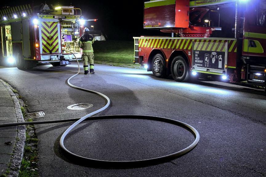
En brand rasar i en industrifastighet i Falkenberg. Foto: Johan Nilsson/TT                                            