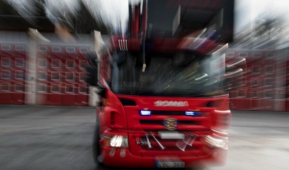 
Räddningstjänsten kämpar med att få kontroll över en brand i en fabriksbyggnad i Hultsfred. Foto: Pontus Lundahl/TT-arkivbild                                            