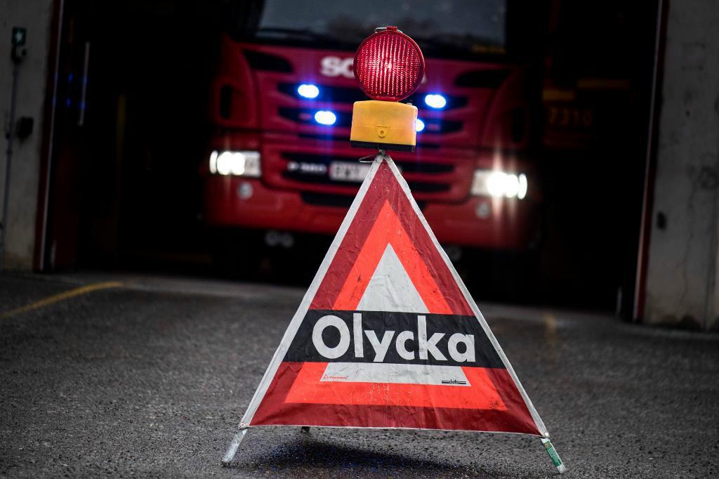 
Ett fordon som kört av vägen läcker brandfarlig gas i ett villaområde på Hisingen i Göteborg. Foto: Pontus Lundahl/TT-arkivbild                                            