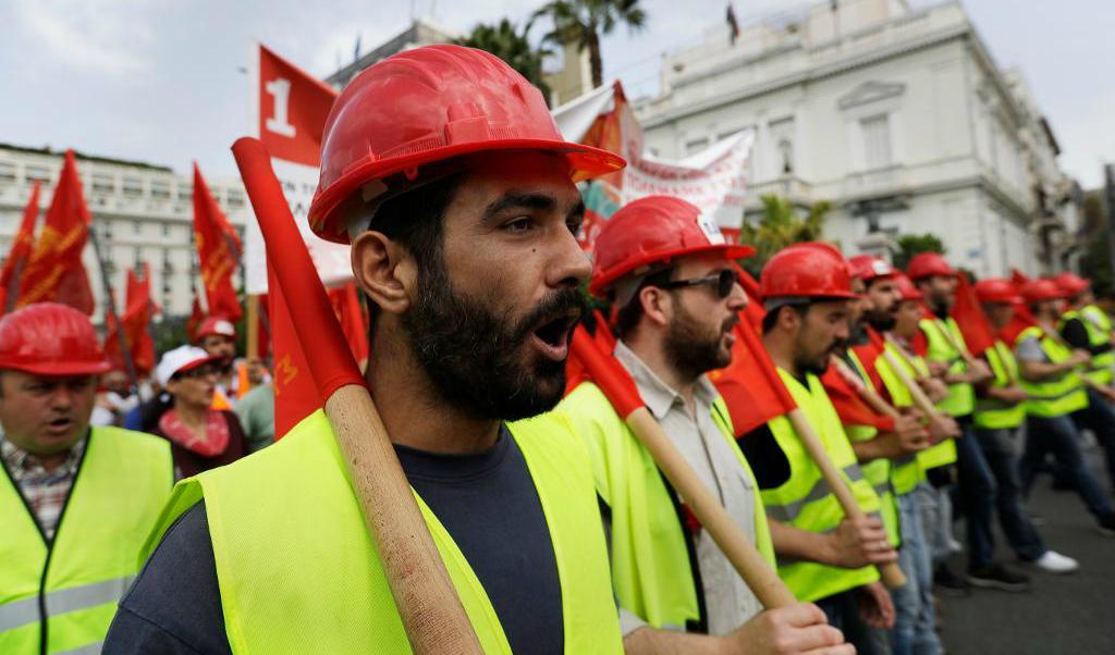 Stora protester mot de nya besparingarna ägde rum runt om i landet 1 maj. Foto: Thanassis Stavrakis/AP/TT