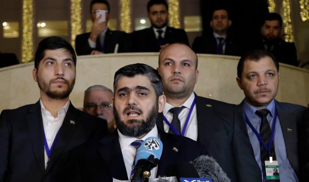 Ledaren för rebellernas förhandlingsdelegation, Mohammad Alloush, svarar på frågor i samband med förhandlingarnas inledning i Astana i slutet av januari. Foto: Sergej Grits/AP/TT