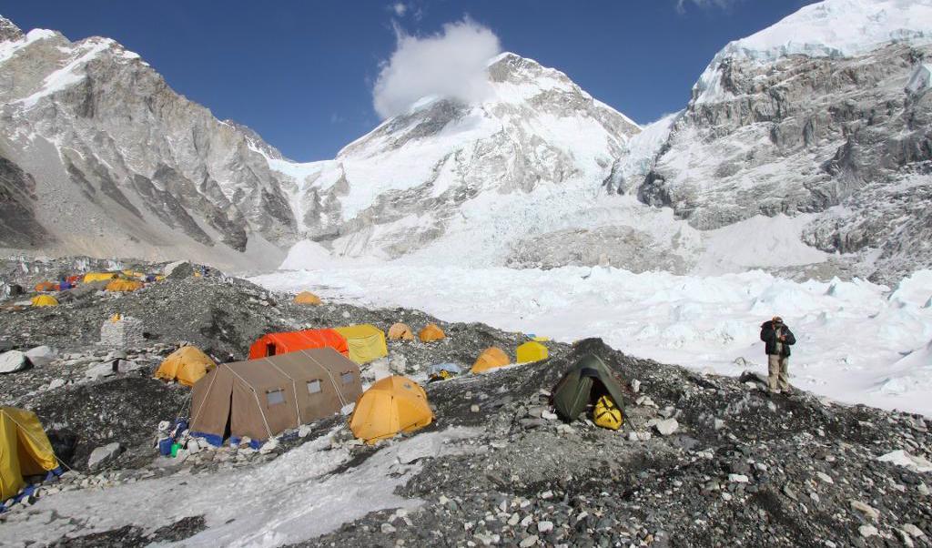 
Mount Everests basläger. Rekordmånga klättrare kommer i år försöka nå toppen på världens högsta berg vilket kan få dödliga konsekvenser. Arkivbild. Foto: Tashi Sherpa/AP/TT                                            