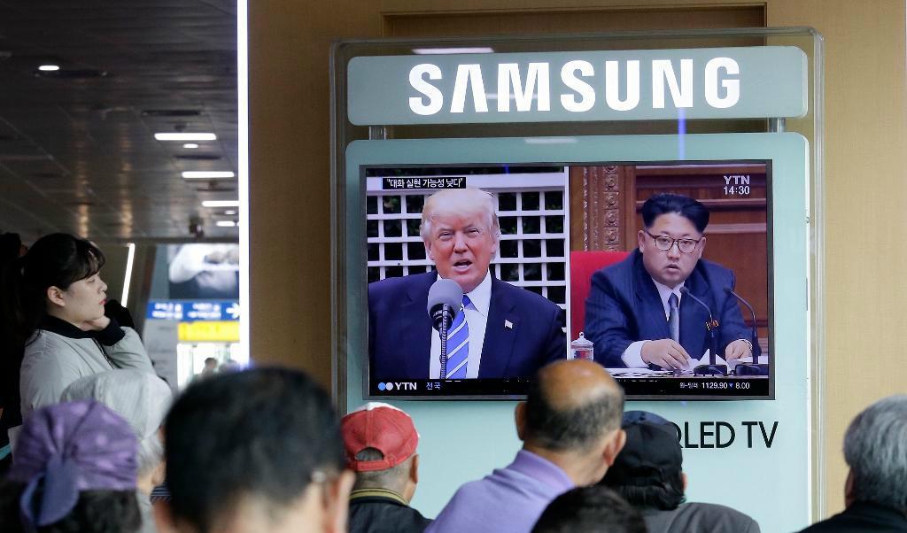 Ett bildmontage på USA:s president Donald Trump och Nordkoreas diktator Kim Jong-Un på sydkoreansk tv i förra veckan. Foto: Ahn Young-joon/AP/TT