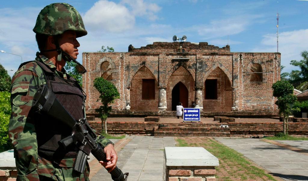 En thailändsk soldat bevakar en moské i Pattaniprovisen i södra Thailand. Foto: Apichart Weerawong/AP/TT. Arkivbild.