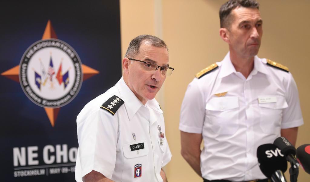 
Natos högste Europabefälhavare Curtis Scaparotti och Sveriges överbefälhavare Micael Bydén håller pressträff efter dagens möte utanför Stockholm. Foto: TT                                            