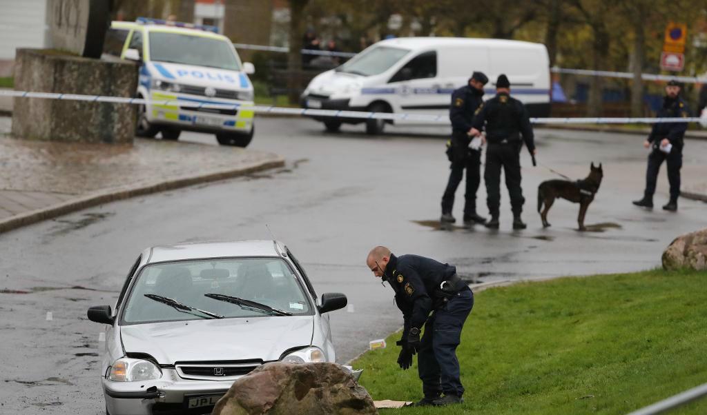 


Poliser undersöker mordplatsen i Lövgärdets centrum. Foto: TT                                                                                                                                    