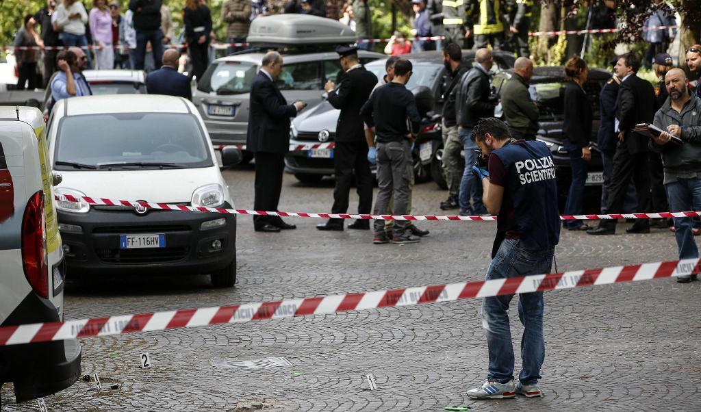 Poliser undersöker platsen för explosionen. Foto: Massimo Percossi/AP/TT