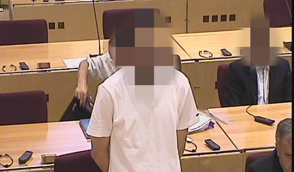 
Två svenskar har dömts till 15 års fängelse i Grekland. Den ene mannen är tidigare dömd för terrorbrott i Sverige och Bosnien. Bilden är från rättegång i Bosnien 2006. Arkivbild.
AP/TT                                            
